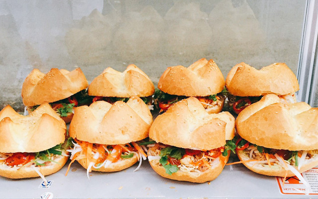 Thúy - Bánh Mì Gà Xé 10K - Hoàng Diệu