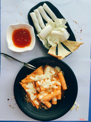 Tokbokki sốt cay phủ phô mai sợi