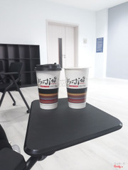 Order Mocha nóng 100 đường ship đến nơi hí hửng bỏ ra uống nhạt thếch. Có mùi cafe mà vị  hơi đắng lại nhạt chắc chắb là pha cafe gói với nhiều nước nên ra một cốc Mocha như thế!  Còn kem tuyết đá xay gì đó uống đỡ hơn Mocha mà vị cứ bột bột. Thôi uống 1 lần cho biết  cạch luôn. Pai và kbh uống ở đây nữa