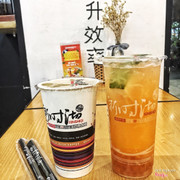 .-Mình có thử hai vị Bưởi bá vương tc hoàng kim vs hồng trà tam hoàng trc hoàng kim,đậu đỏ,pudding trứng ❤️. .-Cá nhân mình k thích hồng trà sữa nên thấy vị đó cũng tạm nhưng đậu đỏ ngon cực thề luônnn :(((( tc hoàng kim cũng ổn 📍 .-Trà bưởi bá vương best seller cũng đúng vì ngon vcl có cả tép bưởi nhìn hấp dẫn rồi :))) cùng tc hoàng kim là đúng bài chuẩn vị,vị trà trái cây ở đây rất thật như kiểu nươc ép luôn ấy cực kì thơm có vị hơi đăng đắng của bưởi kích thích vô cùng 😱😱 Uống vèo cái hết luôn cốc sz L huhu 😬😬. .-Mình uống tại cơ sở Linh Đàm nhân viên phục vụ rất ok tận tình pha chế chuyên nghiệp k cần đợi lâu 😍. 📍Xinshiqi📍🇻🇳🍹 .  #tasty #hanoi #hanoifood #foody #food #instafood #foodyhoangmai #foodylinhdam #milktea #hongtra #trabuoibavuong #xinshiqi #trahoaqua #vinhfoodhoangmai