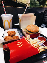 Đây là combo 1 gồm 1 bánh, 3 miếng cánh gà, 1 khoai lớn và 2 nước. Gà chiên theo mình thấy thì thật sự ko có gì đặc sắc lắm, nhưng chấm với sốt mù tạc mật ong thì bao phê 🤪 Hamburger thì rất ổn với mức giá đó, nhìn 2 tầng đầy đặn, đẹp mắt, khoai thì ngon nhưng hơi nhiều vụn. Mới cả là khi đến, dù quán vẫn còn chỗ để xe nhưng bác bảo vệ lại chỉ mình sang gửi xe ở nhà bên cạnh mất 10k (vì là khu bờ hồ) 😢