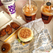 Mê đồ ăn ở MC cực kì )))))) tất cả các món được làm theo đúng chất fast-food Mỹ luôn 😭❤️❤️ dù gà k phải món chính của hãng nhưng cũng rất ok luôn ấyy,Đặc biệt phải kể đến all loại sốt thượng hạng siêu độc chỉ có MC mới có thôiii 😊😋 Tuyệttt ăn mãi k chán 💯