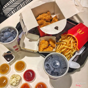 Mê đồ ăn ở MC cực kì )))))) tất cả các món được làm theo đúng chất fast-food Mỹ luôn 😭❤️❤️ dù gà k phải món chính của hãng nhưng cũng rất ok luôn ấyy,Đặc biệt phải kể đến all loại sốt thượng hạng siêu độc chỉ có MC mới có thôiii 😊😋 Tuyệttt ăn mãi k chán 💯 MC còn phục vụ vả coffee bánh ngọt giá cả cùng hương vị cũng oke lắm nhé