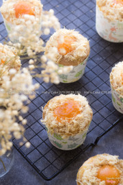 Bông lan trứng muối cupcake: 90k/ 5 bánh lớn hoặc 7 bánh nhỏ
Bánh có hai loại xốt: xốt xám xịt + xốt dầu trứng
Nhân gồm: phô mai, trứng muối, chà bông
Bộ kit kèm bánh: hộp đựng giấy + 1 nĩa gỗ