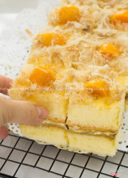 Bông lan trứng muối kẹp: 120k/ ổ 20cm x10cm
Bánh có hai loại xốt: xốt xám xịt + xốt dầu trứng
Nhân gồm: phô mai, trứng muối, chà bông
Bộ kit kèm bánh: hộp đựng giấy + 2 nĩa gỗ