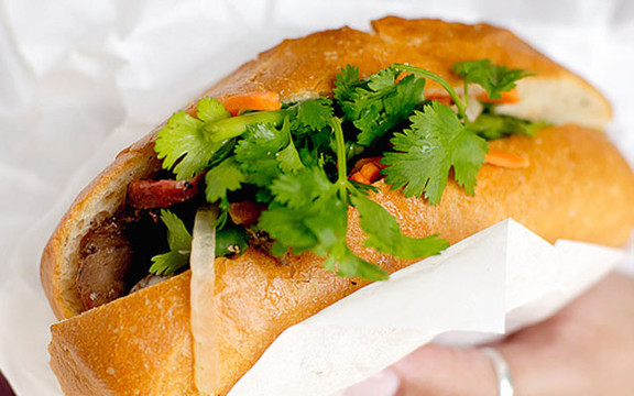 Bánh mì Hoàng Hoa - Bùi Đình Túy