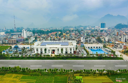 Nh&#224; h&#224;ng c&#243; cảnh quan cực đẹp , kh&#244;ng gian tho&#225;ng đ&#227;ng . Nh&#226;n vi&#234;n phục vụ chuy&#234;n nghiệp , đồ ăn ngon , nhiều m&#243;n v&#224; trang tr&#237; đẹp mắt . C&#243; đầy đủ c&#225;c dịch vụ cho kh&#225;ch h&#224;ng . M&#236;nh rất h&#224;i l&#242;ng