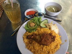 Cơm gà xối mỡ đùi nhỏ 25k (đùi lớn thì 50k)