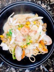 Mỳ ý hải sản sốt kem rau củ ( seafood spaghetti )