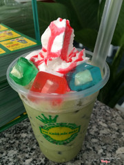 Trà sữa trà xanh, thạch phô mai, thêm topping cream nữa thì ngon tuyệt nhé!