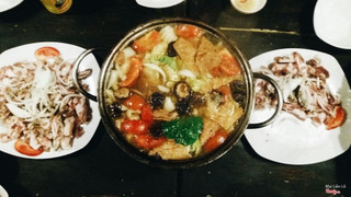 Đi ăn tại Chop Chop - Nướng lẩu ở Ngô Quang Bích. Thực sự là mình khá bất ngờ vì đồ ăn ở đây quá rẻ. Đi 6 người lớn và 6 trẻ con mà hết tròn trịa đúng... 400k. Mình gọi lẩu (quên mất tên rồi.. hình như là lẩu bò hay gì đó bò...) Nồi nước lẩu to bự + 2 đĩa thịt to ko kém cộng lại hết 300k. Rồi 100k còn lại là C2, trà đá, 3 khay rau nhúng to, mì tôm 7 gói. Nhân viên phục vụ cũng nhanh nhẹn tháo vát, thái độ tích cực. Mỗi tội nếu quán đông thì phục vụ hơi chậm vì chỉ có 3 người chạy qua chạy lại. Tóm lại là khá ưng. Và nếu có cơ hội thì sẽ ăn tiếp ^^