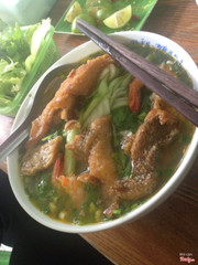  - bát khá to, to to  - quán tuy bé nhưng khá sạch sẽ, phục vụ nhanh và còn cả free trà đá - có miến, bánh đa và hơn hết là bún cá chuẩn vị Hải Phòng. -  Có cả mua về, đựng riêng trong hộp nhựa có thể dùng trong lò vi sóng k sợ độc hại mà chỉ mất thêm 3-5k/ hộp. Giá khá ổn 35-40k cho 1 bát to bự no k thở nổi :">  - Đây là bát bún cá đầy đủ, có cá rô phi rán giòn rụm, vàng ươm; chả cá, tôm,dọc mùng giòn sần sật và cải non có chút ngăm ngăm đắng..... Thật ra tách ra thì chúng k có j đặc biệt, nhưng ăn cùng thì thấy vị tươi ngon sao ấy. À còn nước dùng, đậm mùi vị của nước ninh xương cá và bỗng, chua dịu dàng thanh tao luôn :3 cực kì cực kì thích :3 - chấm 8/10 