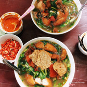 📄🚩Bún cá Văn Quán Thánh: Vì tình yêu với bún cá mà cất công lặn lội đi tìm một hàng bún cá chuẩn vị để ăn, và bún cá Văn Quán Thánh cũng là một trong những hàng có chất lượng khá ổn định. Giá cả hợp lý, không gian hơi hạn chế nhưng tuy đông mà ra đồ rất nhanh, cũng rất niềm nở với khách hàng. Nước dùng chua ngọt cùng với cá được rán giòn rụm, chả cá mềm và thơm, một bát bún cá nóng hổi cho ngày đông sẽ làm các giác quan thêm tròn vị hơn 😋 Có ba mức giá: 30-35-40, tuỳ theo số đồ ăn kèm mình gọi ạ 