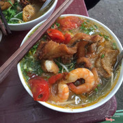 Ở đây có 2 hàng bún cá cạnh nhau. Các bác đừng nhầm. Mình gọi bát bún và đa đầy đủ 40k/1 cháu. Bát thì to mà cho rõ lắm bún vs bánh đa rồi rau hành giá đỗ (ăn hợp lắm) chả cá và cá chiên miếng to đùng luôn à còn cả 2 chú tôm chắc nịch thịt nữa. Nhưng nước lại không quá ít đủ để có thể vừa ăn vừa húp. Bát có 4 phần thì 1 phần là nước thì các bác hình dung nhiều ntn rồi đấy :))) . Ăn phê lắm các bác ạ. Trà đá được free mỗi bát 1 shot nhé. Trước ăn hàg bên cạnh k ngon lắm. Hoặc mình k hợp. Chắc phải quay lại đây dài dài r. Vì ăn ngon thôi. Chứ nv phục vụ như lọ ấy. Thái độ cực kỳ ... luôn. Các bác đến r hiểu! 