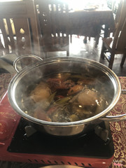 lẩu cá bóp 250k được 5 miếng cá tầm khoảng 1,5 lát á hic nhưng nước lẩu dở nhạt ko đậm đà bún thì ko phải bún tươi mà là bún hàn the nhiều lắm cọng bún trong vắt vừa ăn vừa sợ