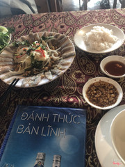 món gỏi ngon nhưng giá ở đây cao các bạn có thể ăn tại làng chài cho tươi ngon và giá rẻ hơn nhiều nha