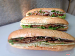 Bánh mì chả cá: Nhiều bạn ngại cái tanh của cá nhưng thực tế không hề tanh chút nào. Ăn kèm với rau thơm sẽ ngon hơn rất nhiều