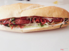 Bánh mì lạp xưởng - bò khô