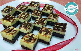 🍫Brownie Cheesecake : 60k / hộp 9 miếng to đùng. Quá quen thuộc với mọi người luôn Brownie đậm vị chocolate nguyên chất hoà quyện cùng vị chua béo của Creamcheese cực đã mà không hề béo ngậy