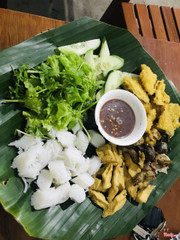 Tạm ổn.nhân viên thì phục vụ cực kì tệ.nhất là a đeo kính.7 điểm cho bún đậu.1 điểm cho nhân viên.kêu thêm bún 3 lần.lầm đầu làm lơ.lần thứ 2 nghe nhưng mà k thấy bún đâu.kêu lần thứ 3 thì tỏ thái độ.và cuối cùng cũng chẵn thấy đồ kêu thêm đâu :)