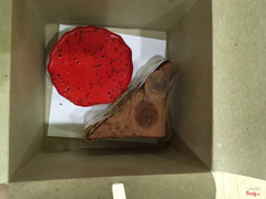 Mouse dâu và tiramisu, hơi nhỏ so với tưởng tượng nhưng chất lượng thì ok!