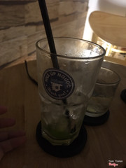 Nước chanh ngon, nhưng việt quất ngọt quá. Hự hự