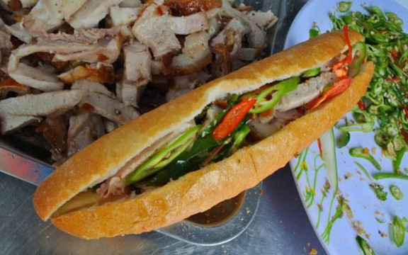 Bánh Mì Cô Thông