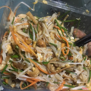 Pad thai mà tưởng chè thái. Ở ngoài nhìn hấp dẫn hơn hình. Nhưng vị thì ngọt không chấp nhận được. Nêm đường quá nhiều, quán ở miền trung mà nêm đường nhiều đến gắt cổ. Mình từng ăn mì quảng ở đây rồi, thấy ok. Còn đồ xào với canh chua thì ngọt kinh khủng huhu mong quán điều chỉnh lại.