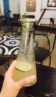 Chi nhánh thức này về đêm ít khách, yên tĩnh, không ồn ào náo nhiệt như mấy chi nhánh khác. Không gian rộng, thoáng theo phong cách vừa vintage vừa natural :))