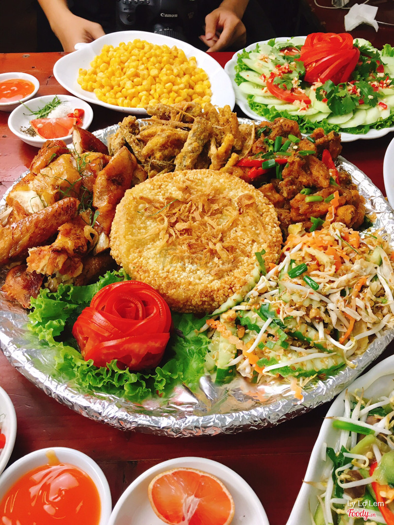 Xôi hơi cứng một xíu do để nguội, ăn nóng sẽ giòn hơn. Chân gà rang muối cx hơi ỉu do để nguội quá. Nhưng mà gà thì ngon-dai dai thích lắm nè