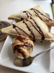 Bánh mỳ kẹp kem