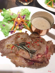 Rib eye 300g. Mình lấy salad từ dĩa ăn kèm qua thì thấy đẹp hơn