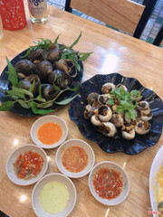 Ốc bưu nướng tiêu xanh và ốc mỡ xào tỏi