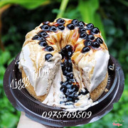 Dành cho những ai k thích vị mặn của kem phomai thì bánh trà sữa trân châu kem trà chỉ có kem trà sữa là sự lựa chọn hoàn hảo 😍. Có đủ khác size 13x13, 16cm và 20cm. So với bánh có kem phomai thì bánh kem trà sữa rẻ hơn 10k/1 bánh ạ 😍😍😍