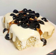 Ai lại có thể không mê mẩn khi nhìn thấy dòng kem trà sữa thơm phức mùi trà hoà quyện trong hương vị của kem phomai trào ra từ giữa bánh hoà quyện vô cùng hoàn hảo với cốt bánh êm như mây, nhẹ như bông. 📌 Bánh vuông size 13  80k ☎️ 0975769509 ( em Linh 9 tuội ạ )