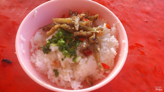 ăn cơm với cá kho ngay trên tàu lúc đi tham quan các đảo