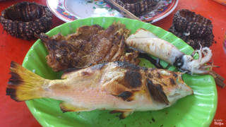 cá nướng, mực nướng ăn trên tàu lúc đi lặn các đảo 