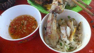 cơm với cá nướng ăn trên tàu 