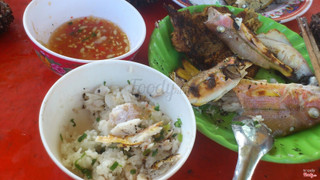 tắm biển lên đói ăn cơm với nước mắm cũng ngon 