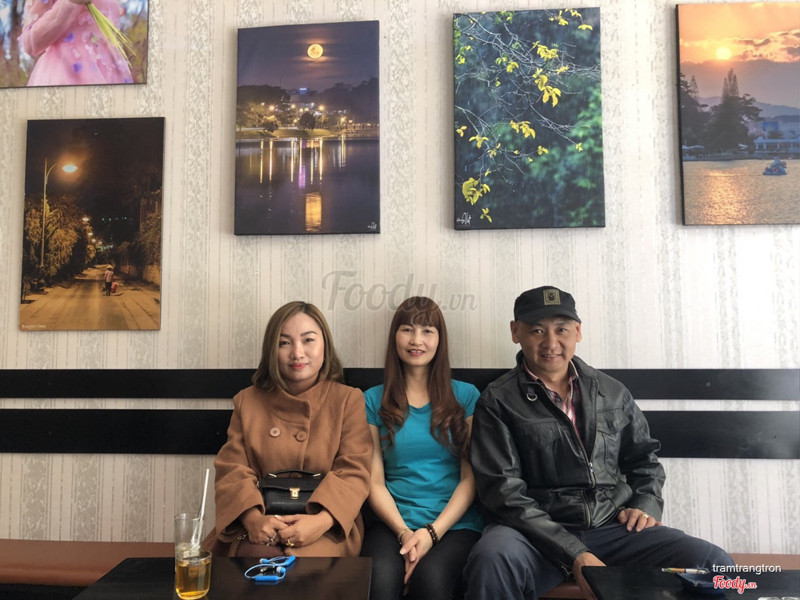 Hai ông bà chủ quán đây