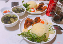 Phần cơm gà xối mỡ này 35k ăn no căng bụng luôn í 🤤