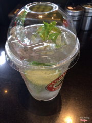 Mojito chanh : đây là đồ uống có ga, có vị bạc hà sảng khoái, có mùi thơm và chua của chanh tươi, rất thích hợp uống vào các ngày hè nóng bức. Đồ uống này phải cho nhiều đá mới ngon đúng vị