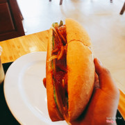 bánh mì xá xíu thịt viên