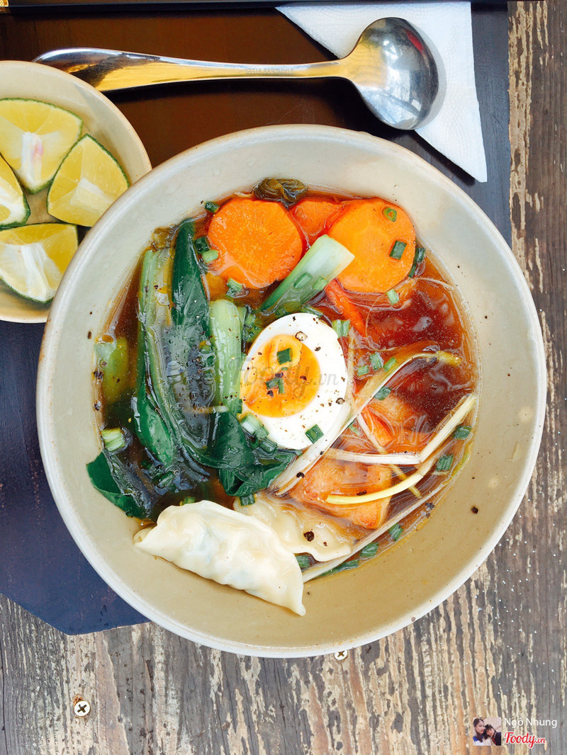 Mì ramen gà há cảo , sợi mì ramen dai dai thịt gà chiên giòn trứng lòng đào nước dùng ngọt thanh rất vừa miệng bạn nào có dịp đến đà lạt lên đến thưởng thức