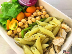 Pasta , chicken breast, cherry tomato, romaine , chickpeas and beetroot sauce...🤤🤤🤤