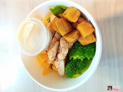 delicious food every day, I eat every day from this restaurant to keep a healthy body.My food today includes sweet potato, broccoli, chicken breast, sliced ​​almonds, mango...so good