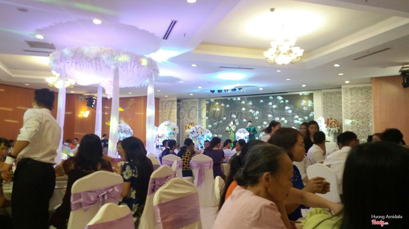 Trần và tường phòng cưới rất  đẹp nhé