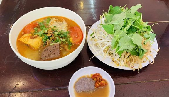 Cô Út - Bún Riêu Ăn Là Ghiền - Hoàng Hoa Thám