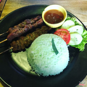 cơm thịt heo xiên nướng