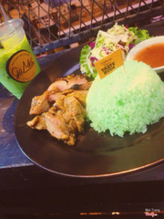 Gà ướp rất vừa, nước sốt ngon, cơm dẻo, thơm 😘